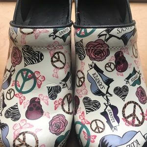 Sanita “White Skull and Rose” clogs. Size 38.